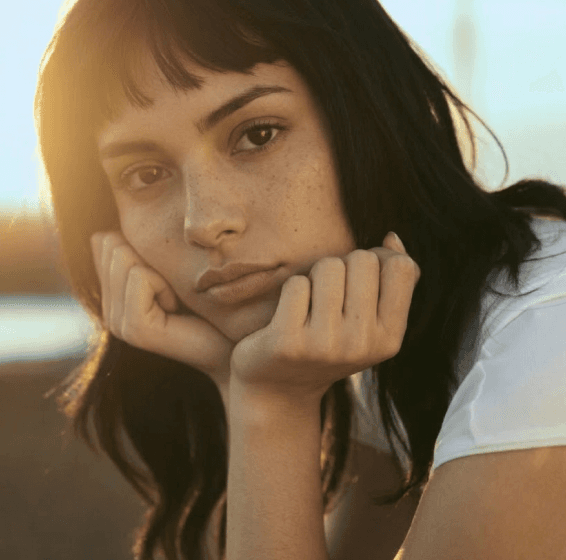 Young woman resting her chin on her hands