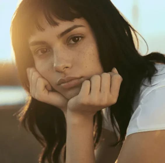 Young woman resting her chin on her hands